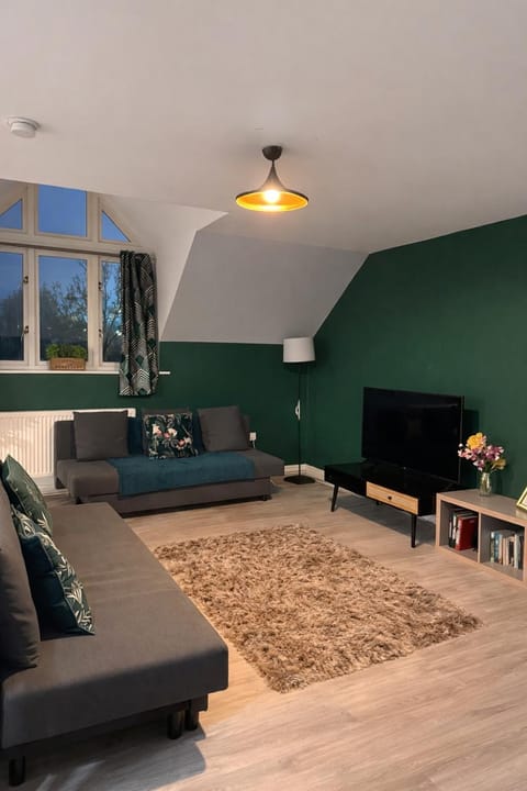 Communal lounge/ TV room, TV and multimedia, Living room, Seating area, Evening entertainment