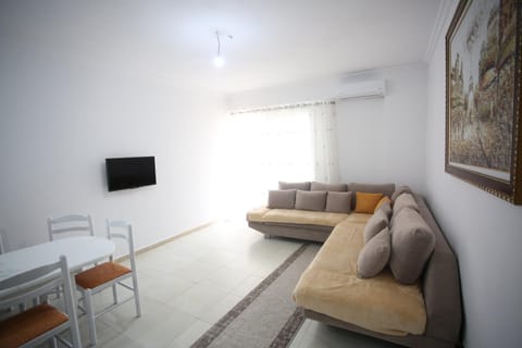 Communal lounge/ TV room, TV and multimedia, Living room, Seating area, Dining area