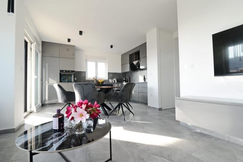 TV and multimedia, Kitchen or kitchenette, Living room, Seating area, Dining area, oven