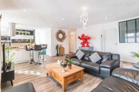 - LUXUEUX CASA SELVA - Parking Gratuit - Spacieux - balcon - Wifi Apartment in Bourgogne-Franche-Comté