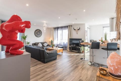 - LUXUEUX CASA SELVA - Parking Gratuit - Spacieux - balcon - Wifi Apartment in Bourgogne-Franche-Comté