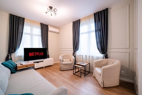 TV and multimedia, Living room, Seating area, air conditioner