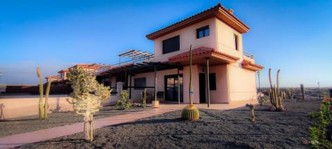 Property building, Facade/entrance, Garden, Balcony/Terrace