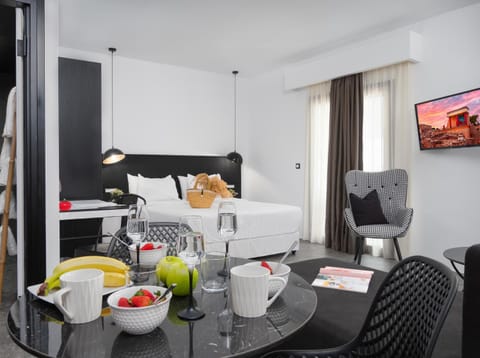 Bed, Photo of the whole room, Dining area, Food