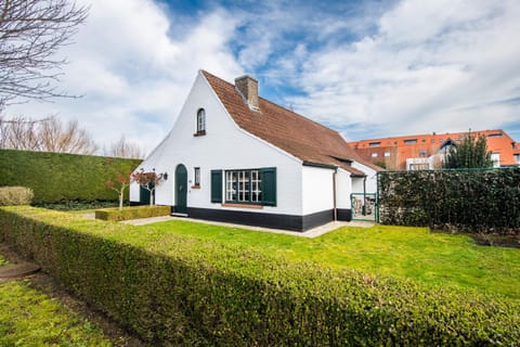 Facade/entrance, Area and facilities