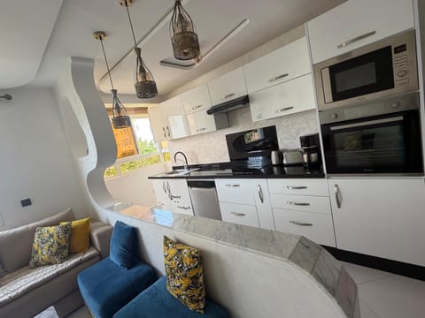 Kitchen or kitchenette, Dining area, dishwasher, oven, stove