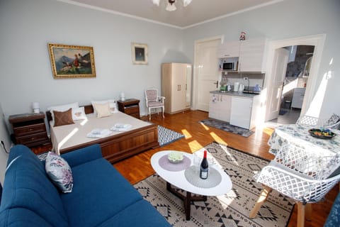 Property building, Communal lounge/ TV room, Day, Summer, Bathroom, Kitchen or kitchenette, Living room, Other, Photo of the whole room, Decorative detail, Bedroom, On site, Time of day