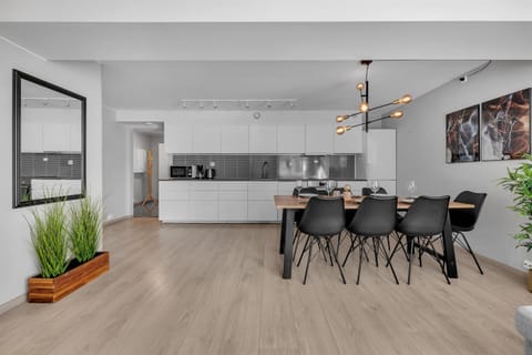 Kitchen or kitchenette, Seating area, Dining area, minibar, pet friendly, stove