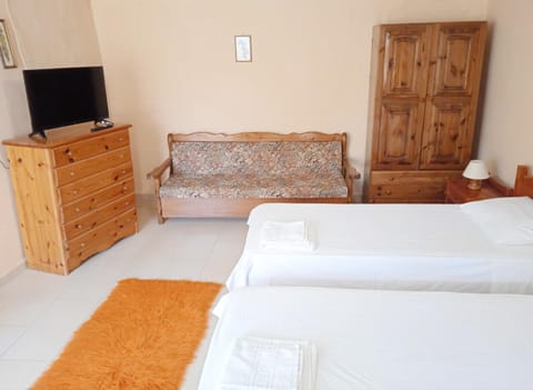 Bed, TV and multimedia, Bedroom