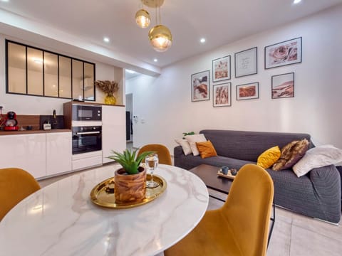 Kitchen or kitchenette, Living room, minibar, pet friendly