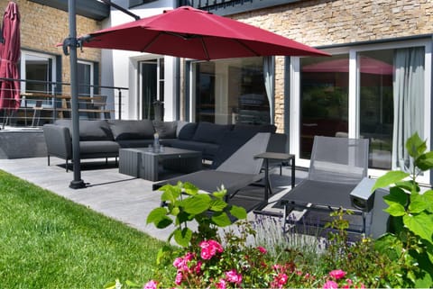 Property building, Garden, Living room, Garden view, sunbed