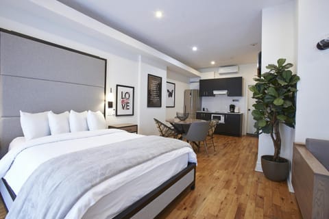 Bed, Kitchen or kitchenette, Photo of the whole room, minibar