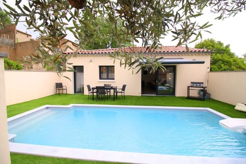 Property building, Patio, Garden, Garden view, Pool view, Swimming pool, sunbed