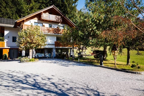Property building, Day, Natural landscape, Garden, Garden view, Parking