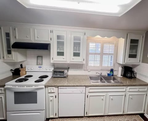 The Regal Courtyard Retreat 5 Min to ASU House in Montgomery