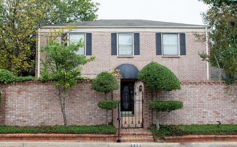 The Regal Courtyard Retreat 5 Min to ASU House in Montgomery