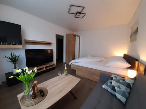 Communal lounge/ TV room, Bed, TV and multimedia, Bedroom