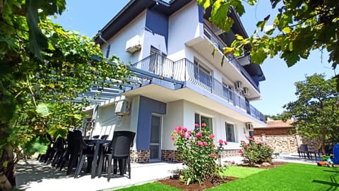 Property building, Patio, Garden