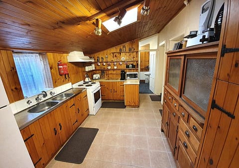 Property building, Bathroom, Kitchen or kitchenette, Living room, Communal kitchen