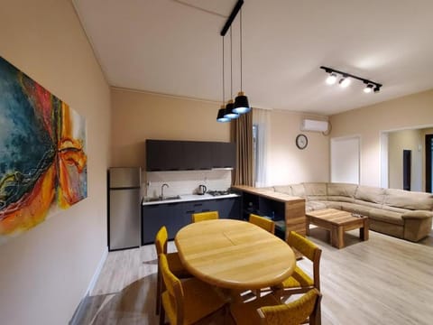Property building, Communal lounge/ TV room, Kitchen or kitchenette, Living room, Lounge or bar, Seating area, Dining area