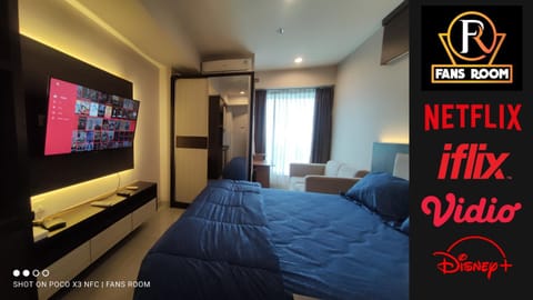 Bed, Property logo or sign, TV and multimedia, Bedroom