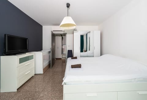 Bed, TV and multimedia, Kitchen or kitchenette, Photo of the whole room, Evening entertainment, Bedroom, hair dresser, wardrobe