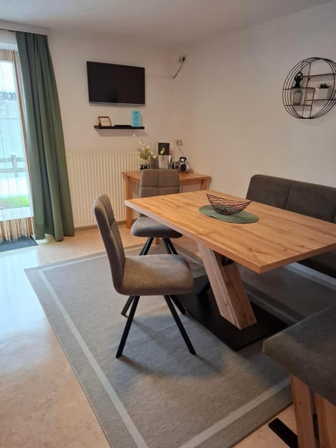 TV and multimedia, Seating area, Dining area