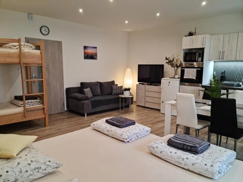 Bed, TV and multimedia, Living room, Decorative detail, Seating area, towels