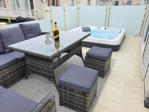 Premium accommodation with luxury HOT-TUB and decking area, near Fantasy Island House in Ingoldmells