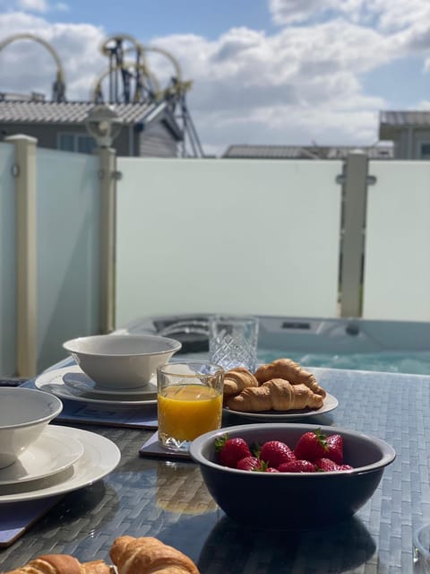 Premium accommodation with luxury HOT-TUB and decking area, near Fantasy Island House in Ingoldmells