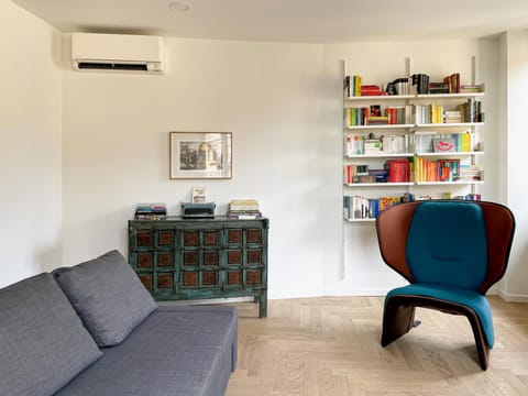 Library, Living room, Seating area