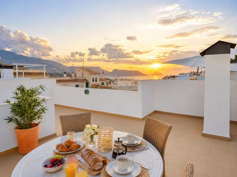 Balcony/Terrace, Dining area, Mountain view, Sea view, Sunrise