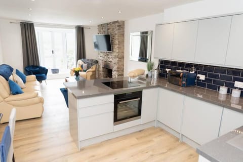 Modern House in Looe, Near Beach and Bars with Great Views and free access to a nearby Indoor Swimming Pool House in Looe