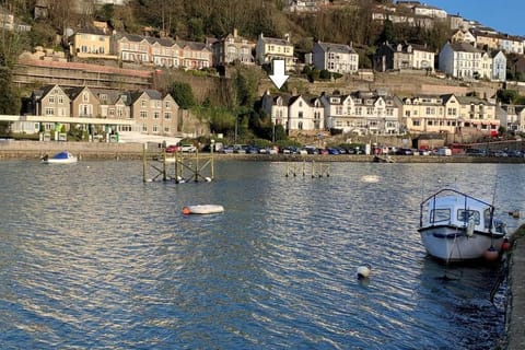 Modern House in Looe, Near Beach and Bars with Great Views and free access to a nearby Indoor Swimming Pool House in Looe