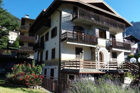 Ferrari's: bright apartment with magnificent view Apartment in Chiesa In Valmalenco