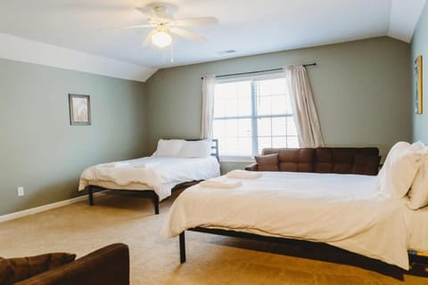 The Lucky Charm Sunny Screened Porch Near USC&Base House in Columbia