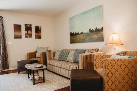 The Lucky Charm Sunny Screened Porch Near USC&Base House in Columbia