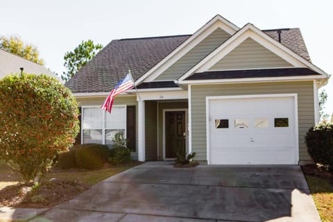 The Lucky Charm Sunny Screened Porch Near USC&Base House in Columbia