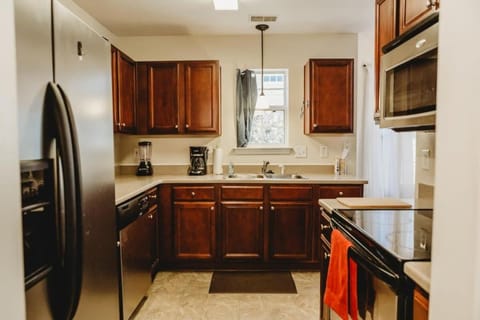 The Lucky Charm Sunny Screened Porch Near USC&Base House in Columbia