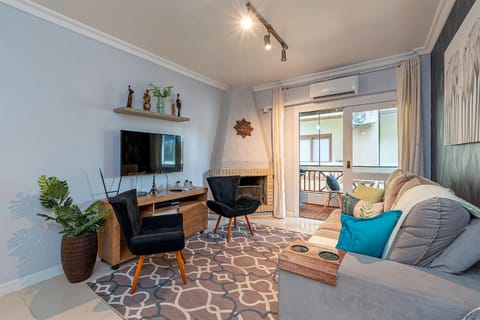 Communal lounge/ TV room, TV and multimedia, Living room, Seating area, Evening entertainment