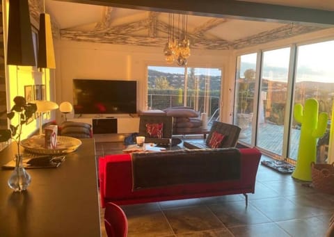 VILLA PERLA SAINT-TROPEZ CAVALAIRE sur MER, 3-5 chambres, vue mer, piscine chauffée avril à octobre Villa in Cavalaire-sur-Mer