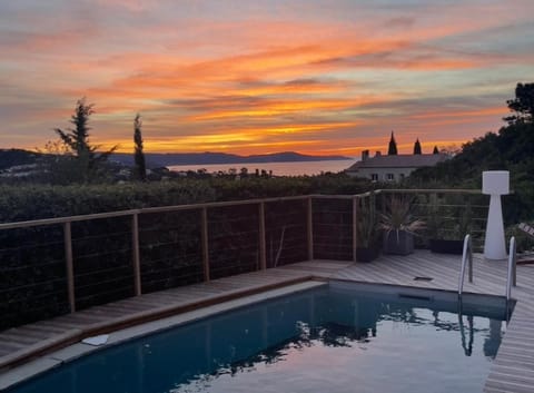 VILLA PERLA SAINT-TROPEZ CAVALAIRE sur MER, 3-5 chambres, vue mer, piscine chauffée avril à octobre Villa in Cavalaire-sur-Mer