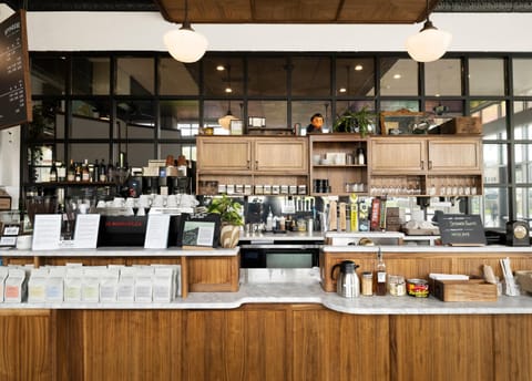 Coffee/tea facilities, Lounge or bar, Food and drinks