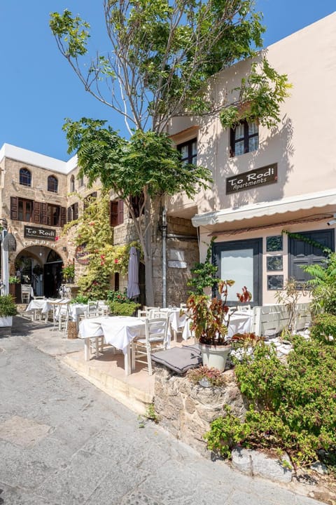 Property building, Restaurant/places to eat, Facade/entrance, City view, City view