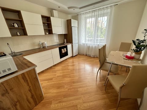 Kitchen or kitchenette, Dining area, minibar, pet friendly, stove
