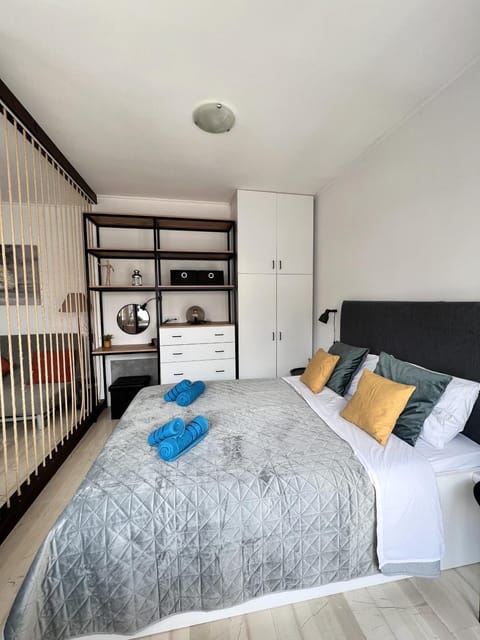 Bed, Bedroom, towels
