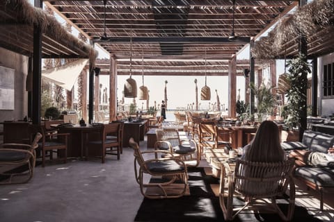 Restaurant/places to eat, Lounge or bar