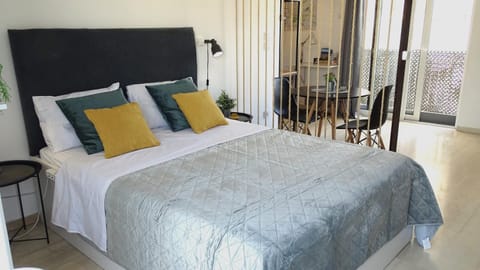 Bed, Dining area