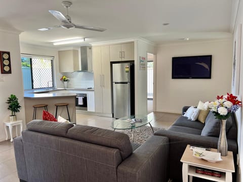 TV and multimedia, Coffee/tea facilities, Living room, Lounge or bar, Seating area, kitchen