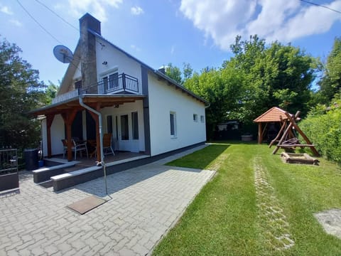Property building, BBQ facilities, Children play ground, Garden, Balcony/Terrace
